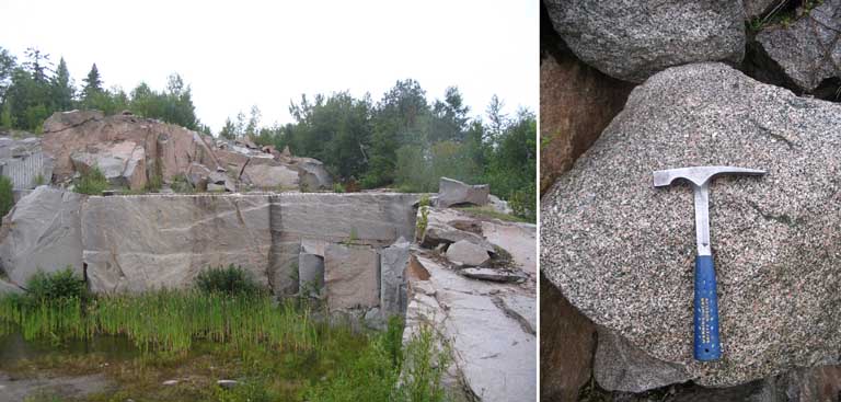 Photographie couleur d’une carrière de granite et marteau indiquant l'échelle des blocs